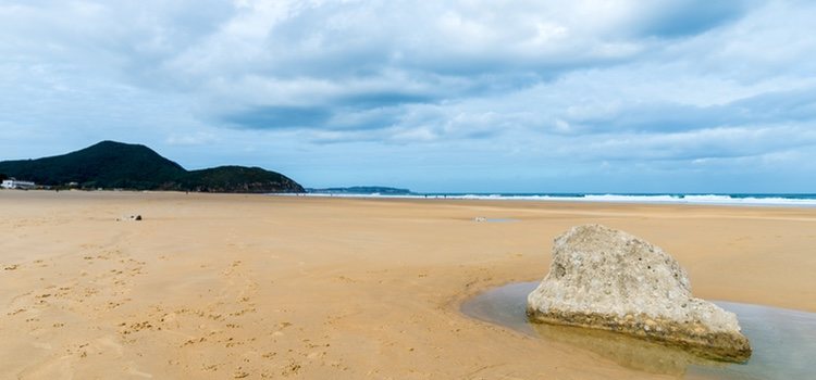 La Playa de Berría en Cantabria es de arena fina y blanca